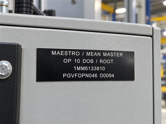 Placa negra de identificación de maestro