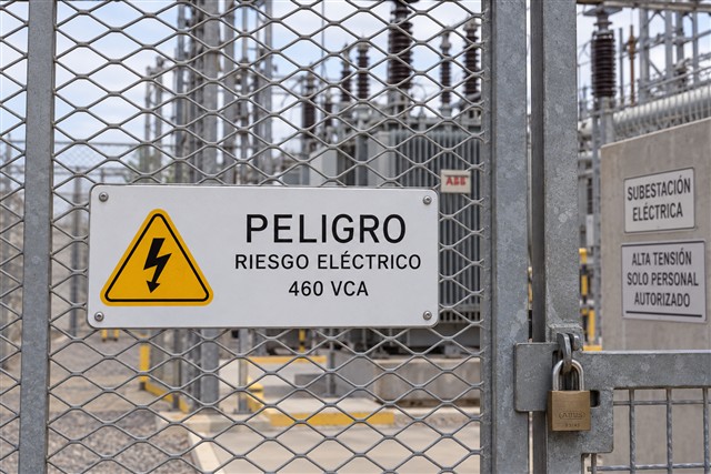 Advertencia de riesgo eléctrico en área cercada