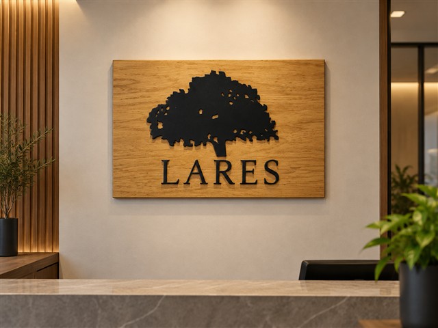 Letrero Lares con acabado de madera