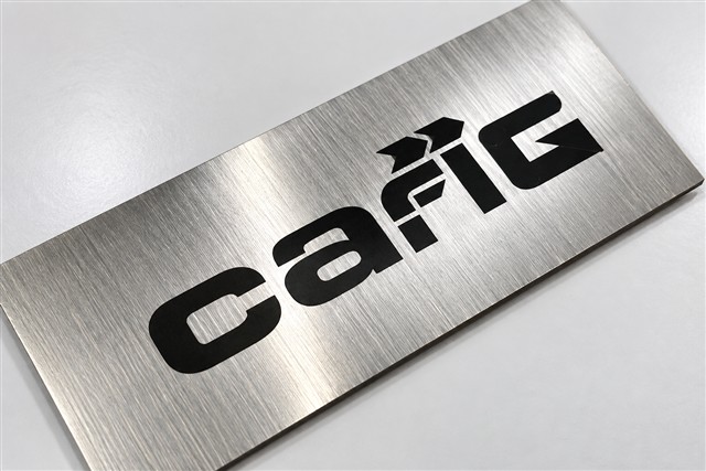 Placa metálica con logotipo Cafre
