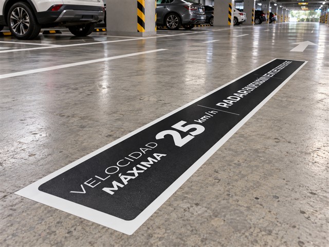 Marcaje de velocidad máxima sobre piso